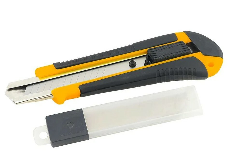 Нож канцелярский с запасными лезвиями